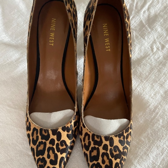 Nine West Leopard Print Heel popular shoe dresses up jeans and anything else!!!! - Picture 6 of 6